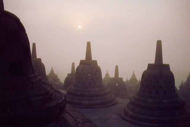 Le temple Borobudur dans la brume du matin