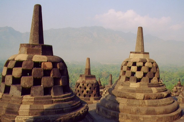 Le temple Borobudur dans la brume du matin