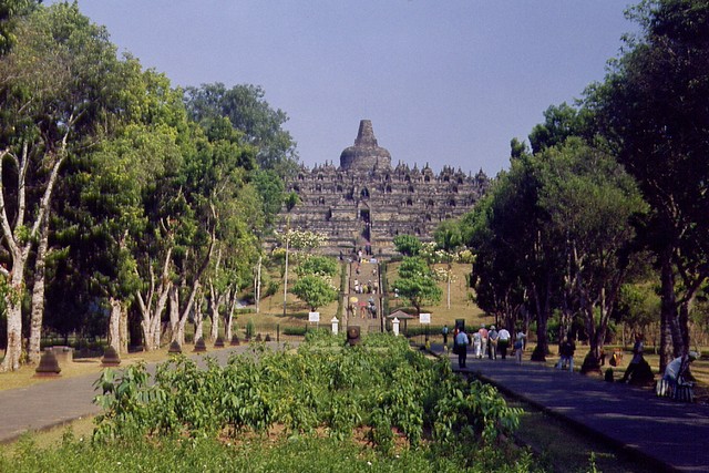 Le temple Prambanan coucher de soleil
