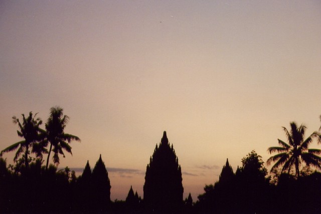 Le temple Prambanan coucher de soleil